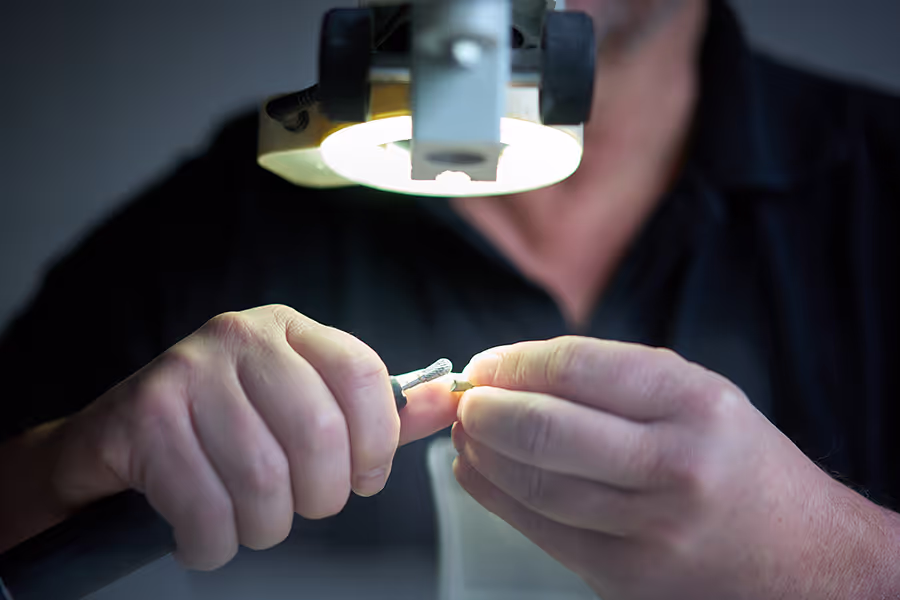 Zahntechniker bei der Bearbeitung eines Implantats